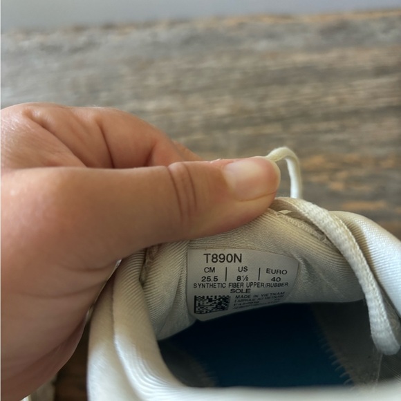 As is Women's Asics gel athletic running shoes color cream size 8.5‎ - Picture 7 of 8